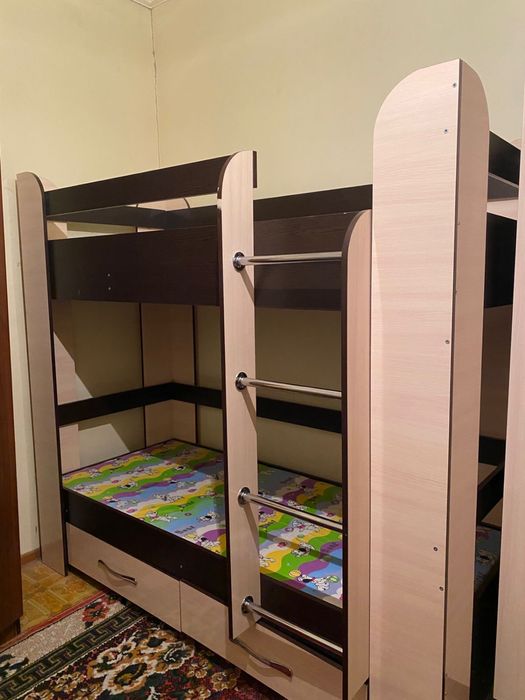 Продается двухъярусную кровать и Шкаф