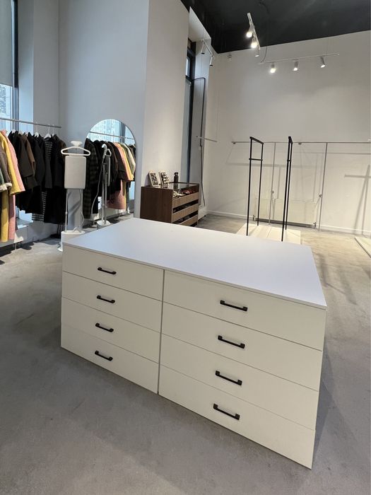 Стол с ящиками в белрм цвете