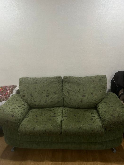 Диван тройка (в подарок сервант для посуды)