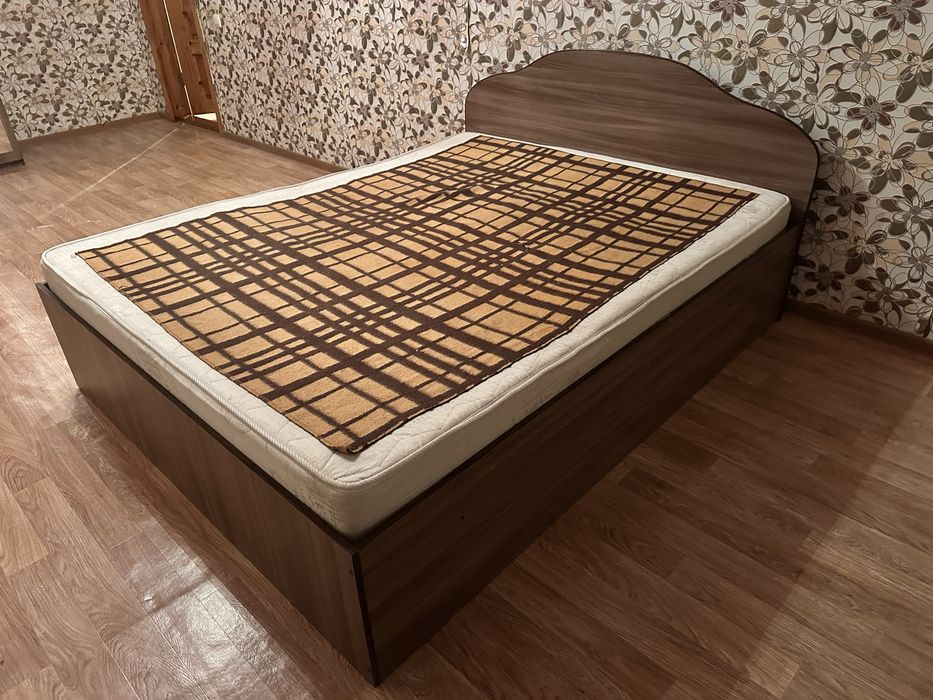 Кровать с матрасом