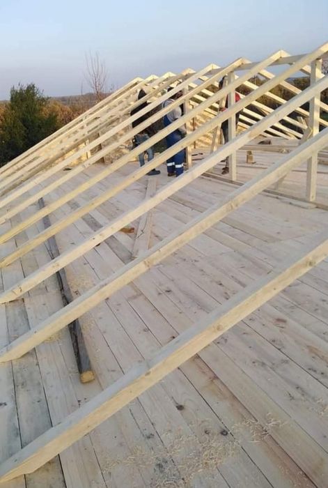 Executam lucrările de reparații acoperișuri dulgherie țiglă metalica ceramica orice fel de reparații acoperișuri