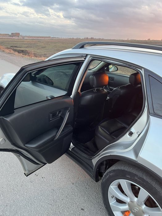 Продам машину Infiniti fx35