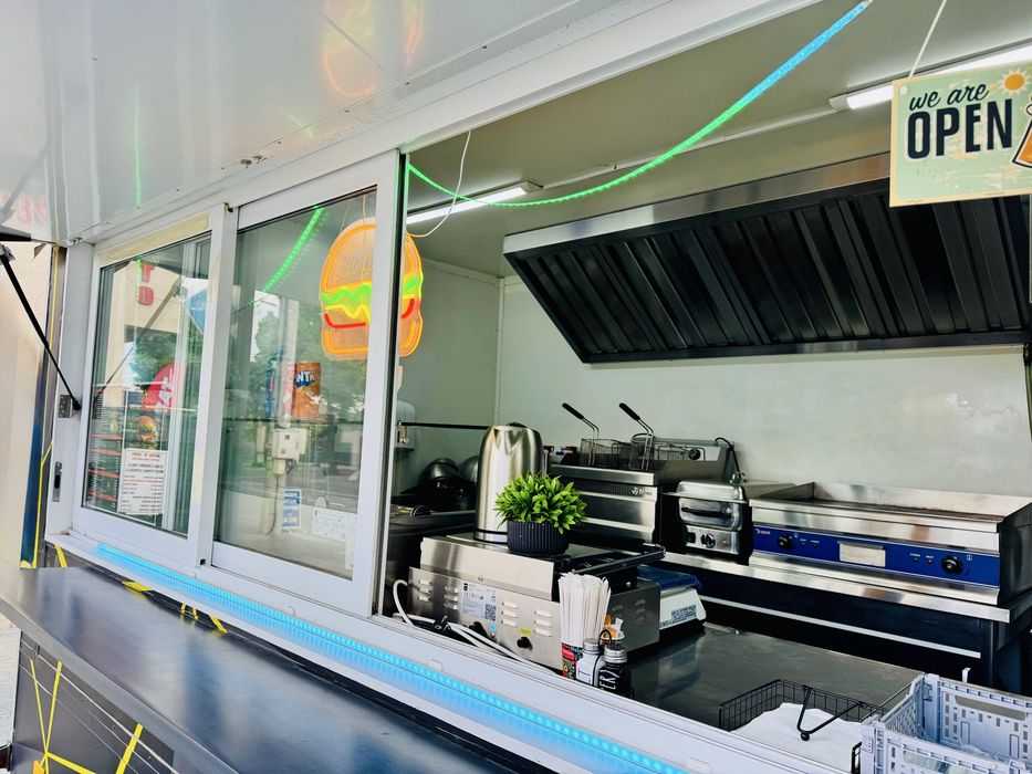Rulota comerciala PRAGMATEK truck FAST FOOD complet echipata - afacere la cheie