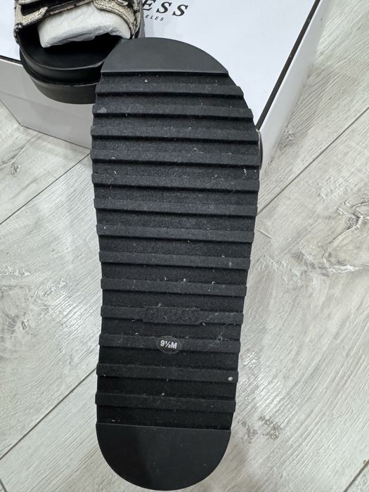 Продам Сандалии guess