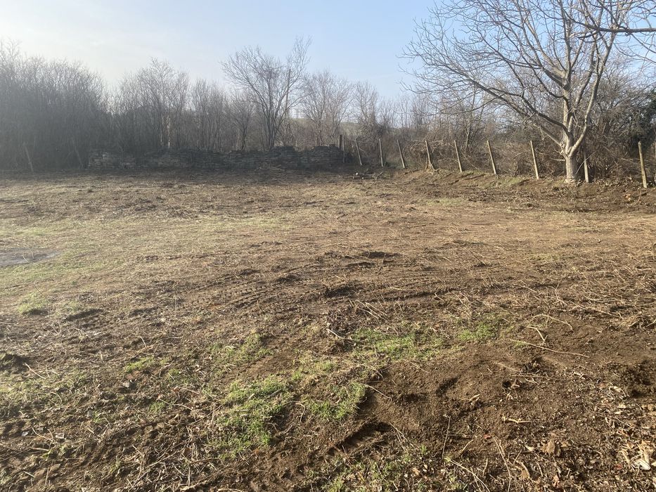 Почистване на градини и парцели с мулчер и дробилка за клони.