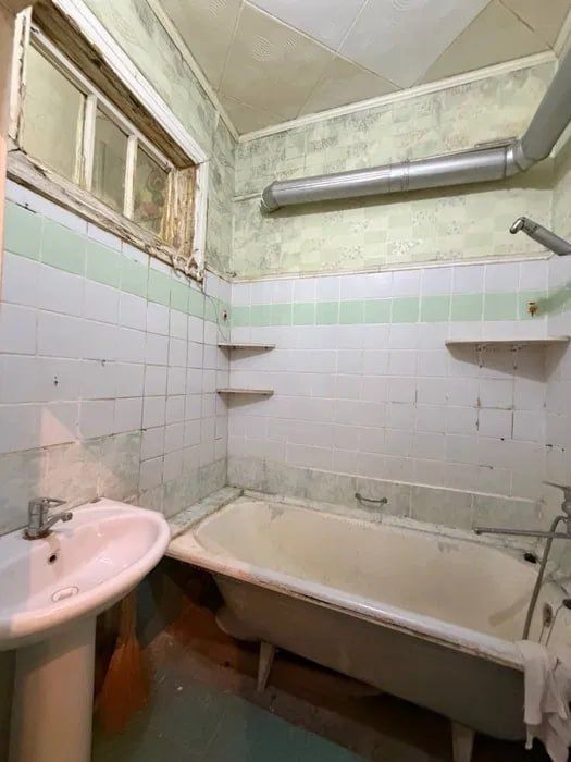 Квартира на Новомосковская 3/3/4 общ пл 75м  Высокопотолочка