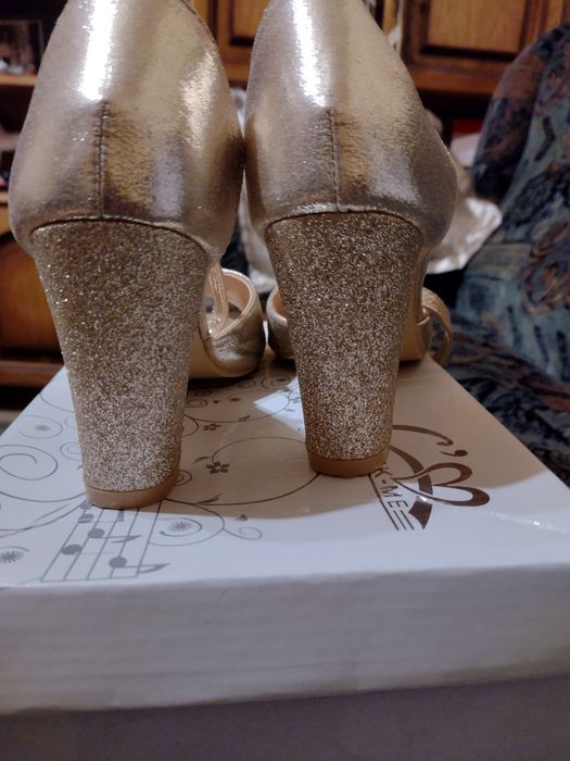 Sandale aurii mărimea 37!