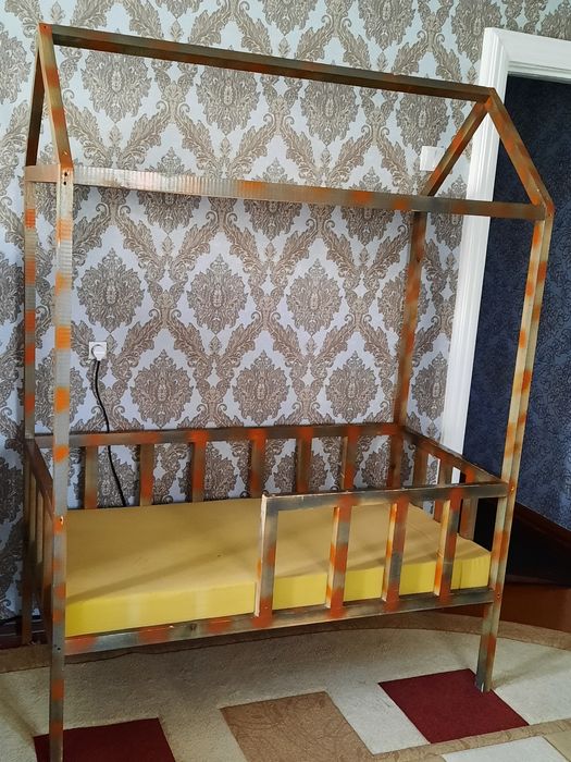 Детские кроват Домик. Срочно очень дёшево чистое как новый.