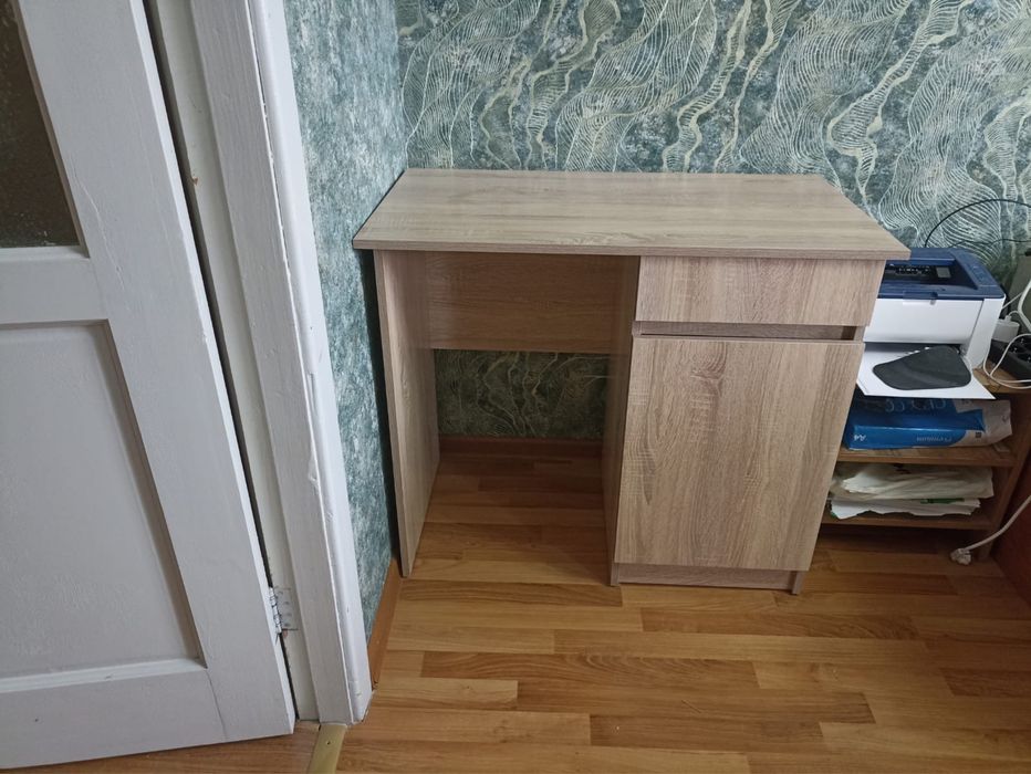 Продам стол с тумбой