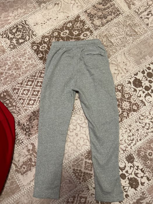 Продавам сиво долнище на Nike