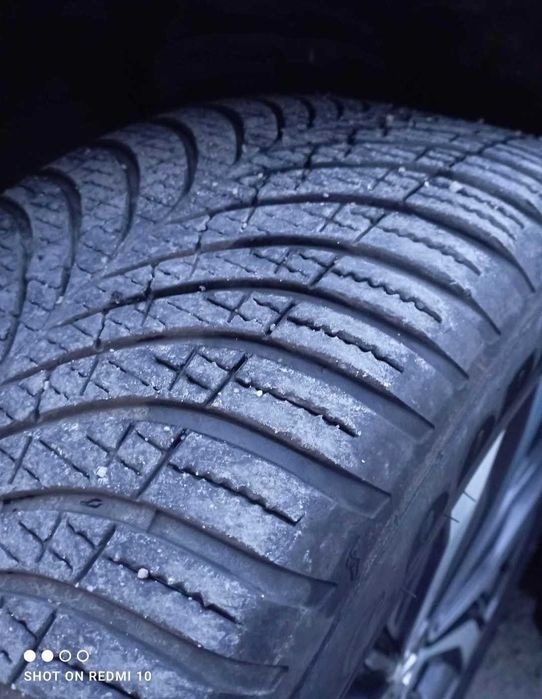 Anvelope dimensiuni 245 45 R18 allseason M+S si fulg marca Goodyear Vector dot 3923 aproape 2024 in stare foarte bună.