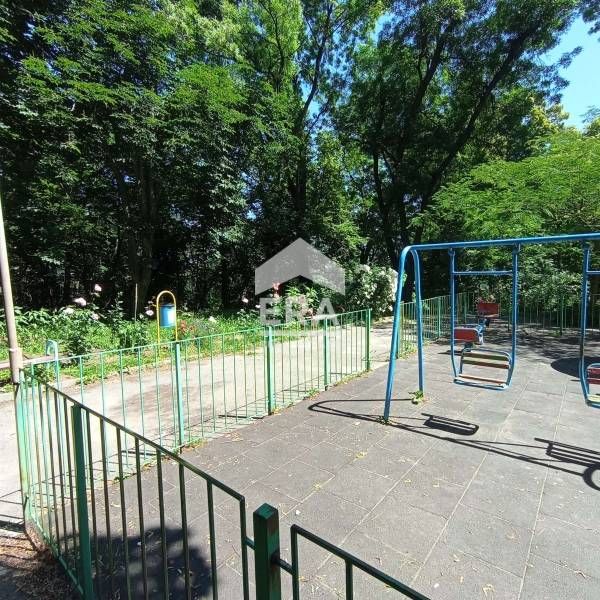 ЕРА Фаворит отдава под наем обзаведен двустаен апартамент в кв. Лагера