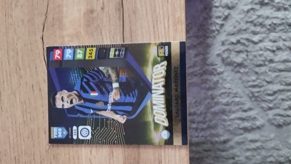 Vând cartonașe cu fotbaliști