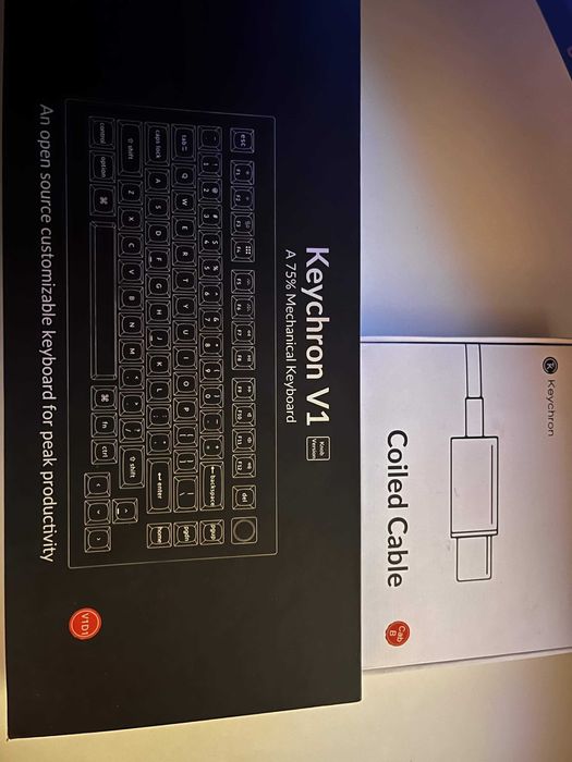 Keychron V1 + coiled cable premium – stare foarte bună, red switch