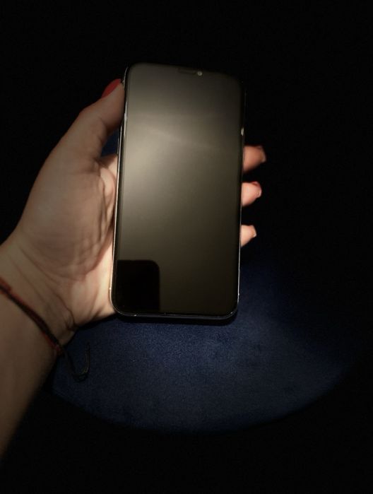 iPhone 11pro бял мат, без никакви забележки. Предлагам  го с два калъфа, чисто нов стъклен протектор  и оригиналната кутия.