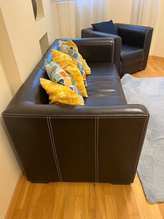 Кожен диван и единичен фотьойл