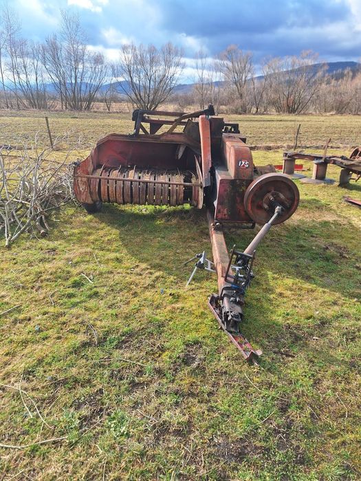 Vând presă de balotat.