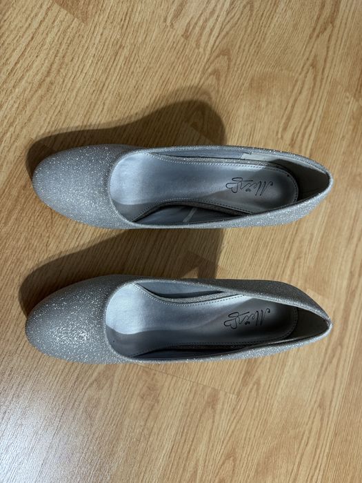 Pantofi cu toc argintii