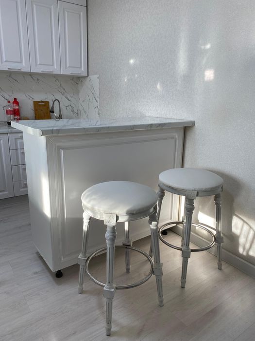 Барный стол с двумя стульями