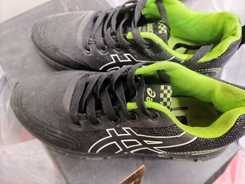 Продам кроссовки на малььчика