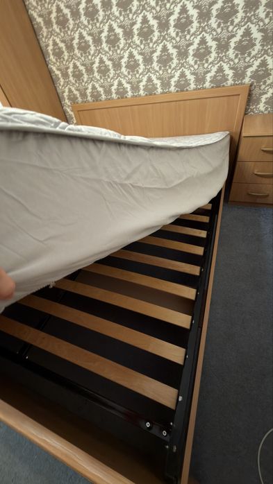 Кровать с прикроватной тумбой