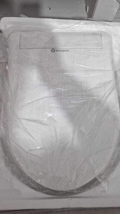 Capac wc inteligent cu bideu si telecomandă.