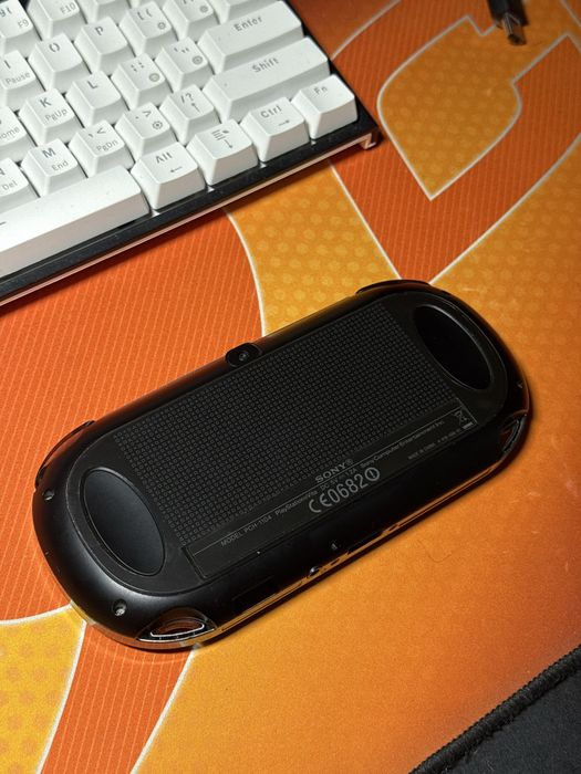 Ps Vita 1104 OLED 128GB, 7 игри, калъф, протектори, зарядно и адаптер за карта памет
