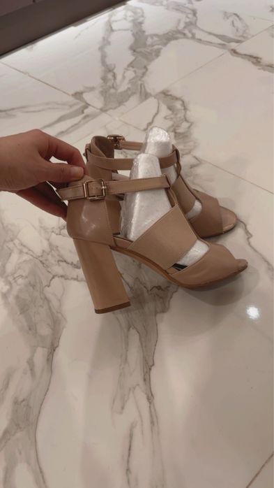 Босоножки бежевые