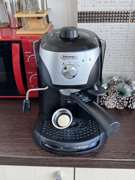 Espressor De’Longhi EC221B cu sistem Spumare
