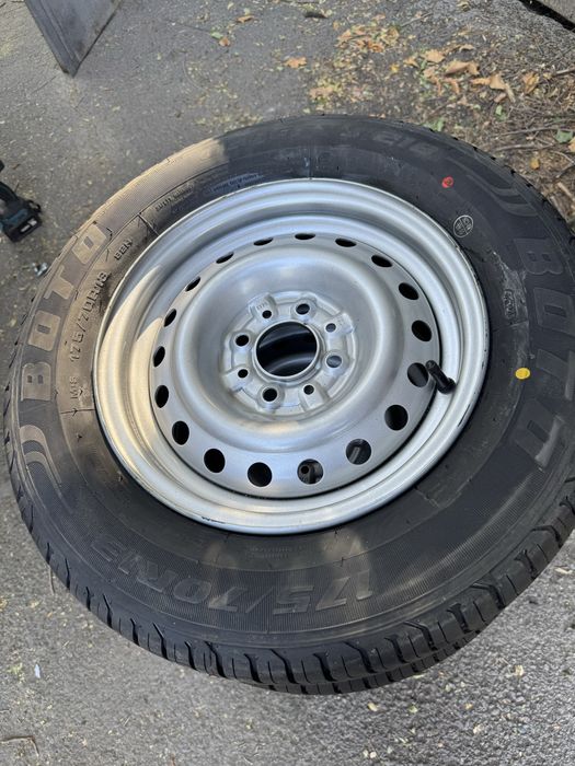 Новый комплект шин с диском R13