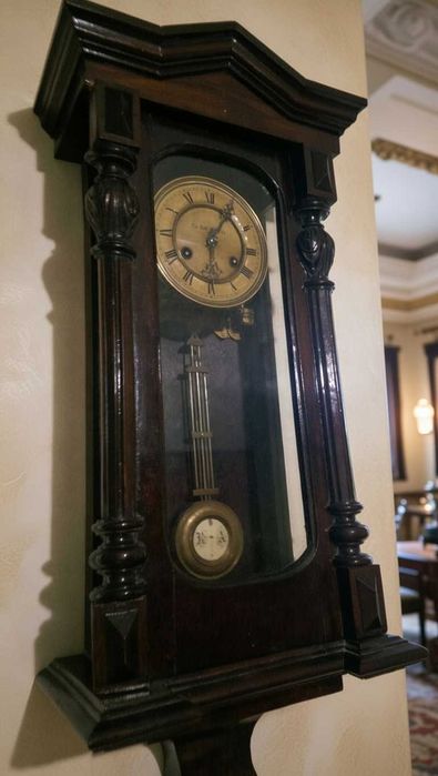 Старинные настенные часы с боем "LE ROI A Paris с ключем на ходу