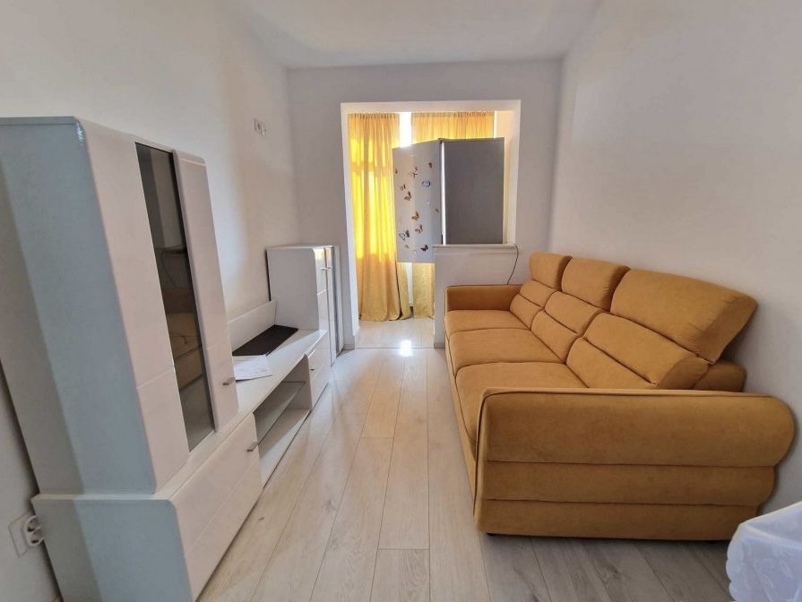 Vând apartament 3 camere – Mioriței, decomandat