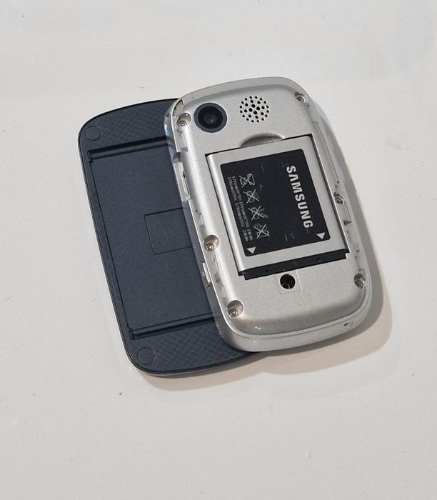 Telefon cu tastatura laterala fara capacul de la baterie