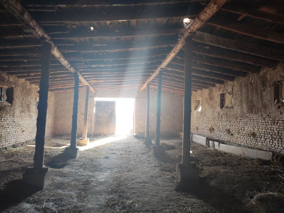 Noturar bino sotiladi