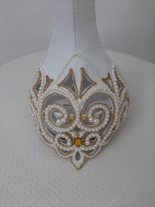 Саукеле , тюбетейка с поясом .