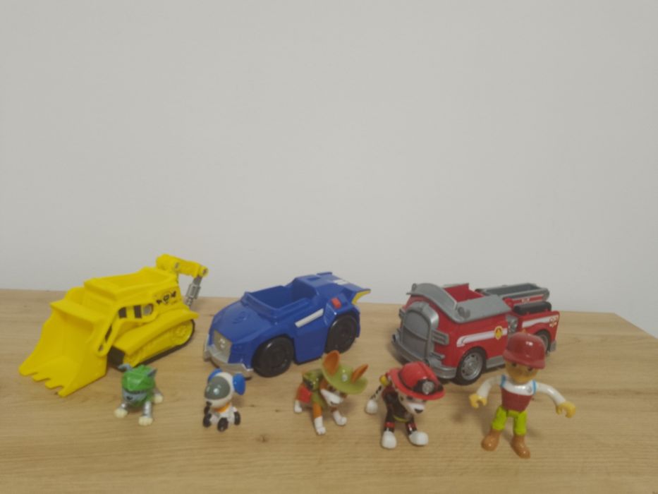 Vând lot cu 8  jucării Paw Patrol ( 5 figurine și 3 vehicule)