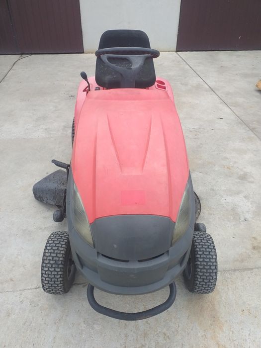 Tractoras tuns iarba