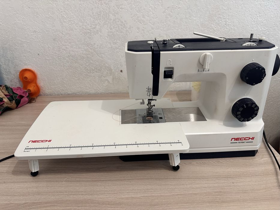 Швейная машина Necci