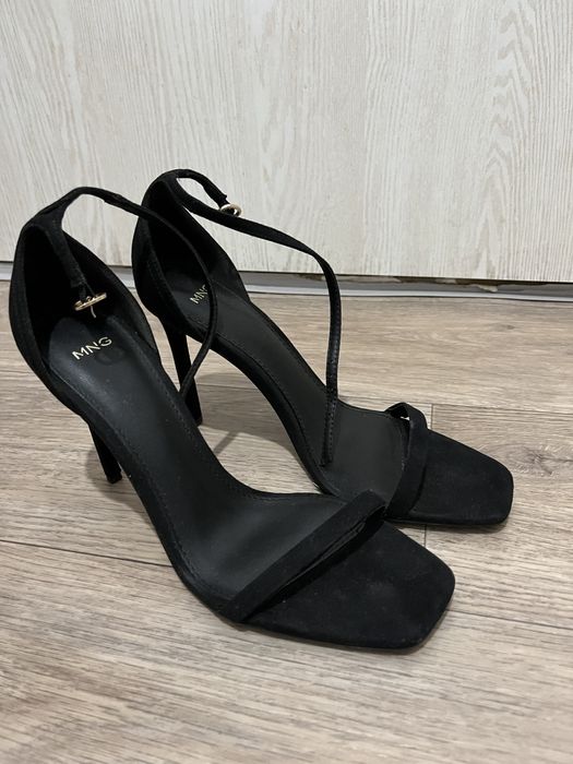 Босоножки от бренда Mango