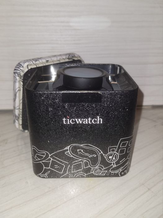 Ceas smartwatch TicWatch (pentru piese / reparat) + cutie și accesorii