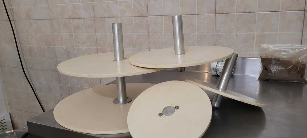 Suport etajat pentru tort.