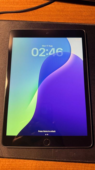 iPad 9th Gen 64GB, cutie, 2 huse (+tastatura)