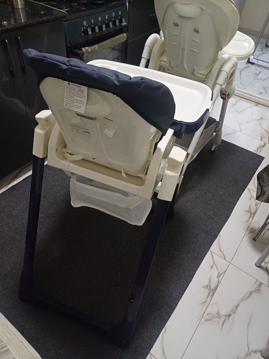 Продаётся фирменный кормления стульчики