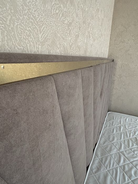 Кровать двуспальная с матрасом