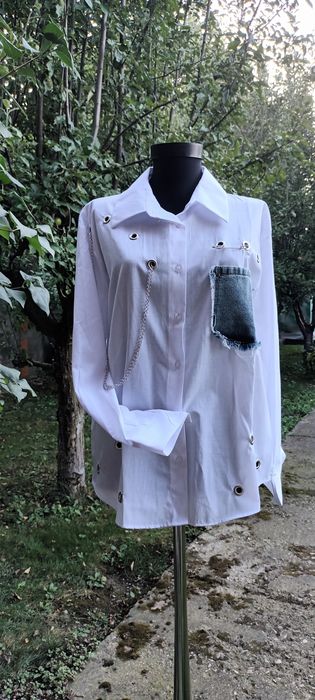 Camasa bumbac alba cu accesorii metalice