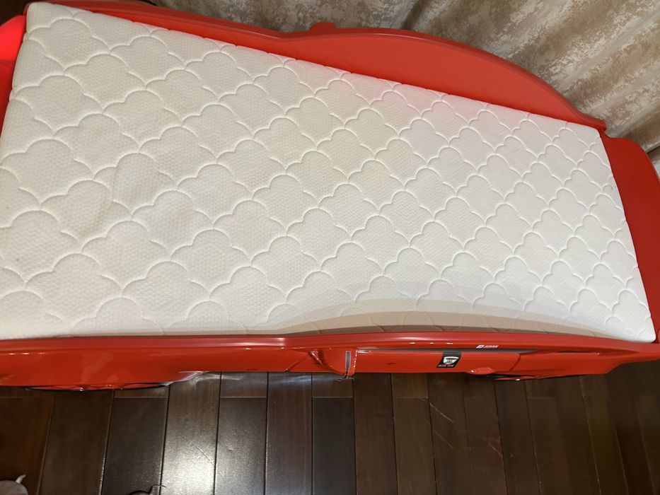 Кровать-машинка детская