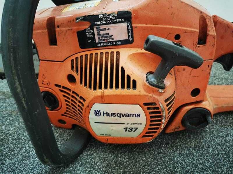 Бензинов верижен трион бензинопил HUSQVARNA 137 резачка за дърва