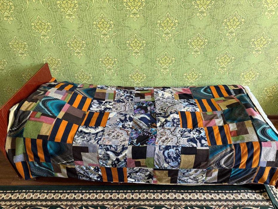 Советская односпальная кровать с деревянными спинками