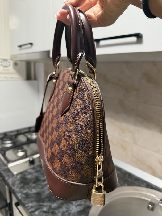 Geanta  Lv noua ,unu la unu cu originalu