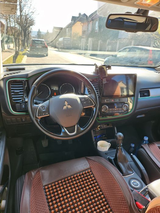 Vand  mitsubishi outlander 2016 sau schimb cu hibrid suv